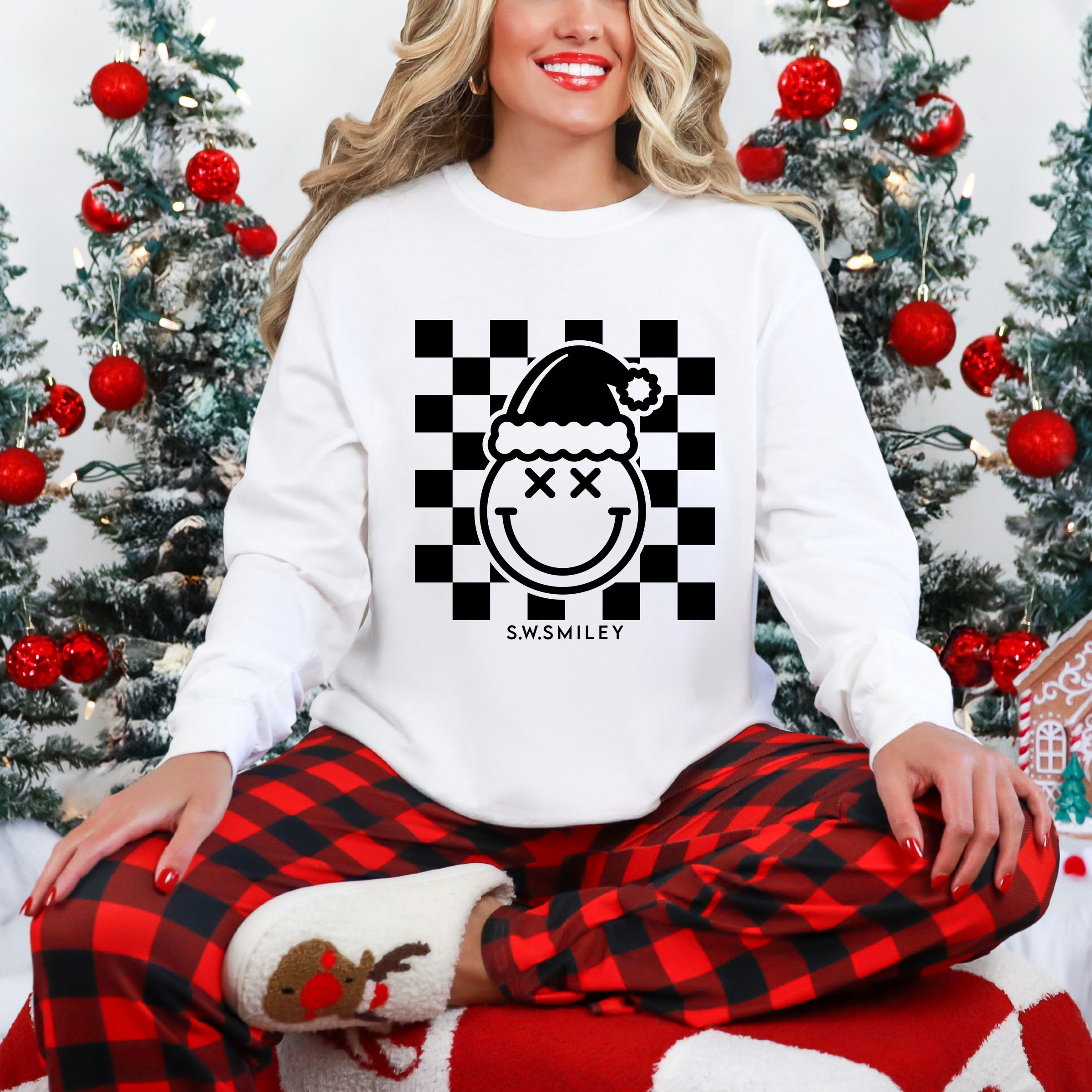 S.W.Smiley Checkered Christmas Wink - Women's Garment Dyed Long Sleeve Graphic T-Shirt