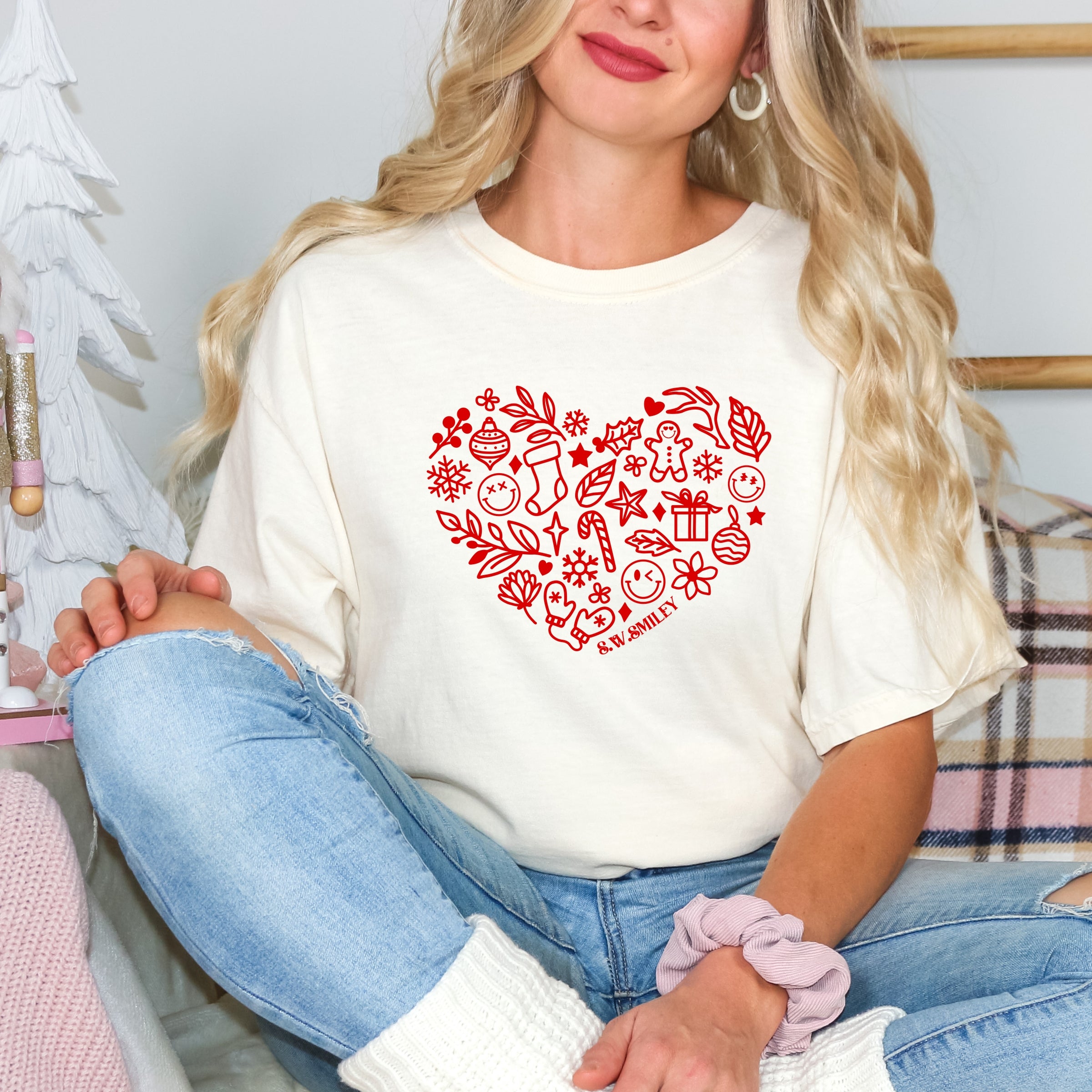 S.W.Smiley Christmas Outline Heart - Women's Garment Dyed Graphic T-Shirt