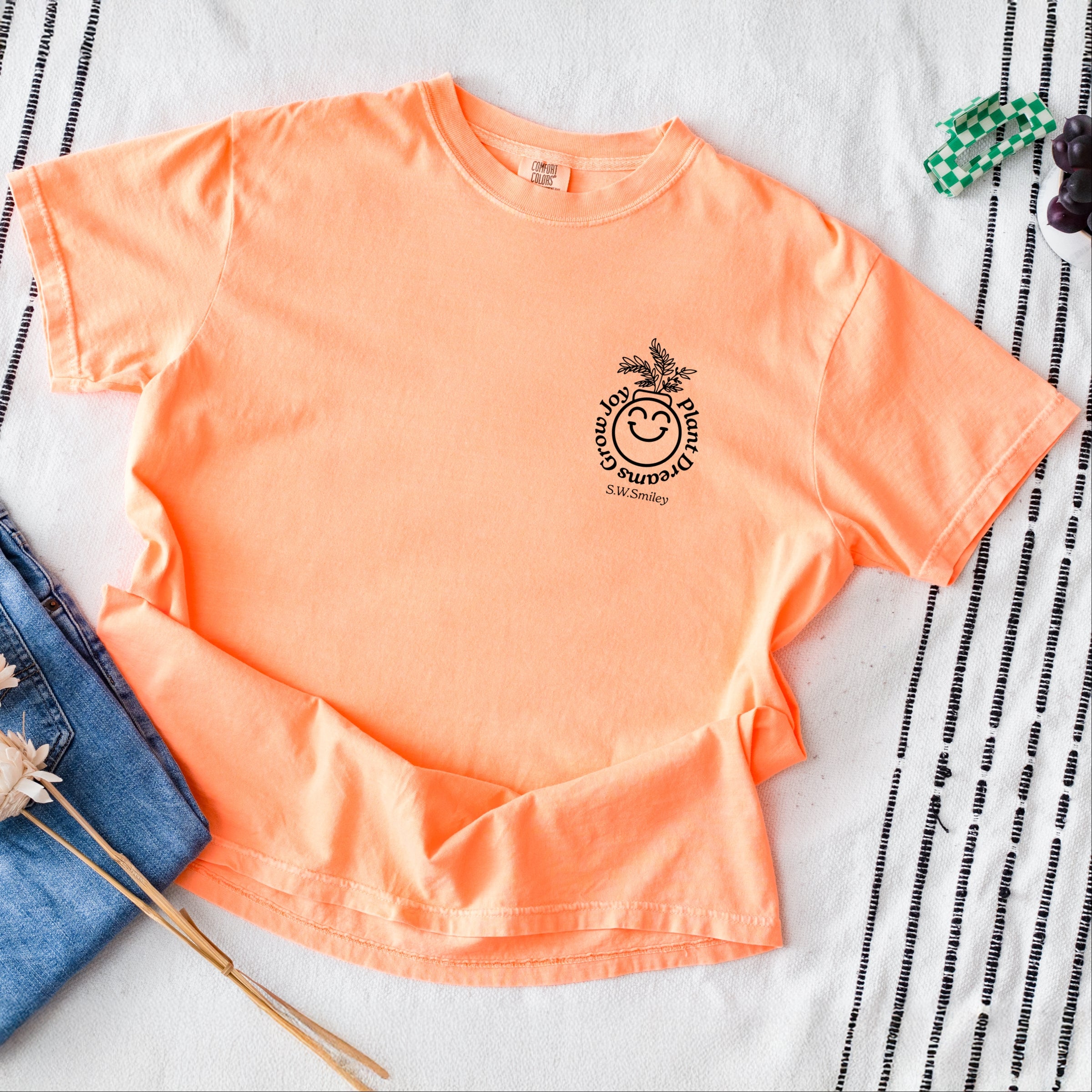 S.W.Smiley Plant Dreams Grow Joy Outline - Women's Garment Dyed Graphic T-Shirt