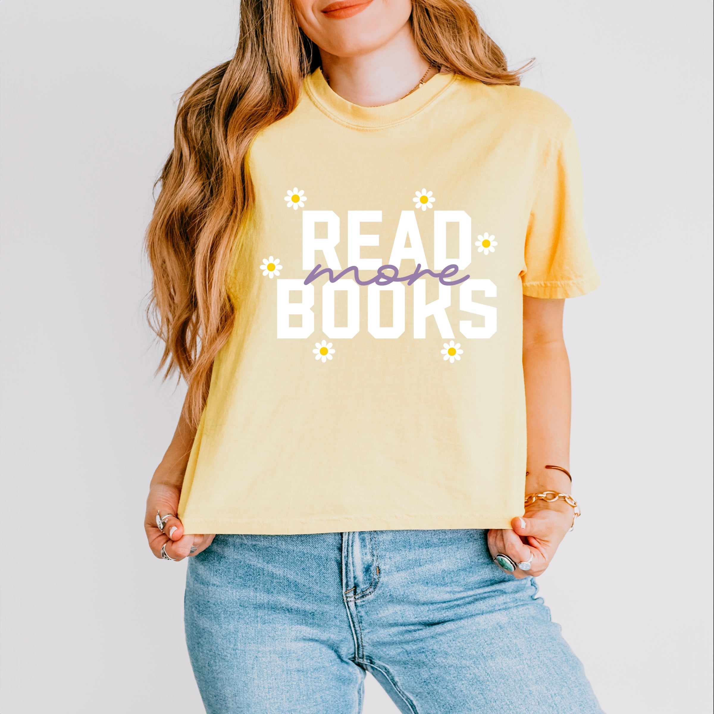 Read More Books Daisies - Women's Boxy Crop Top Graphic T-Shirt