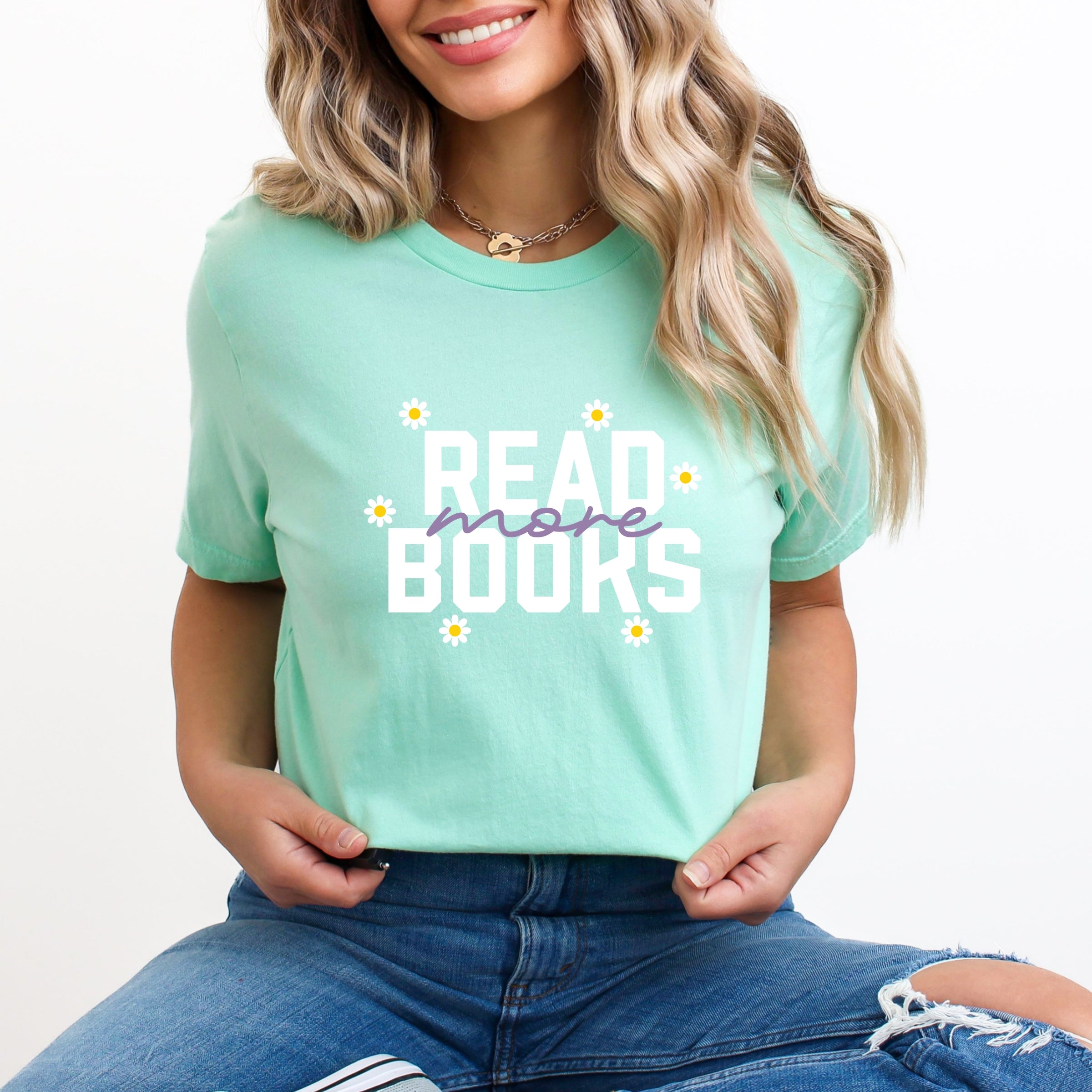 Read More Books Daisies - Women's Short Sleeve Graphic T-Shirt