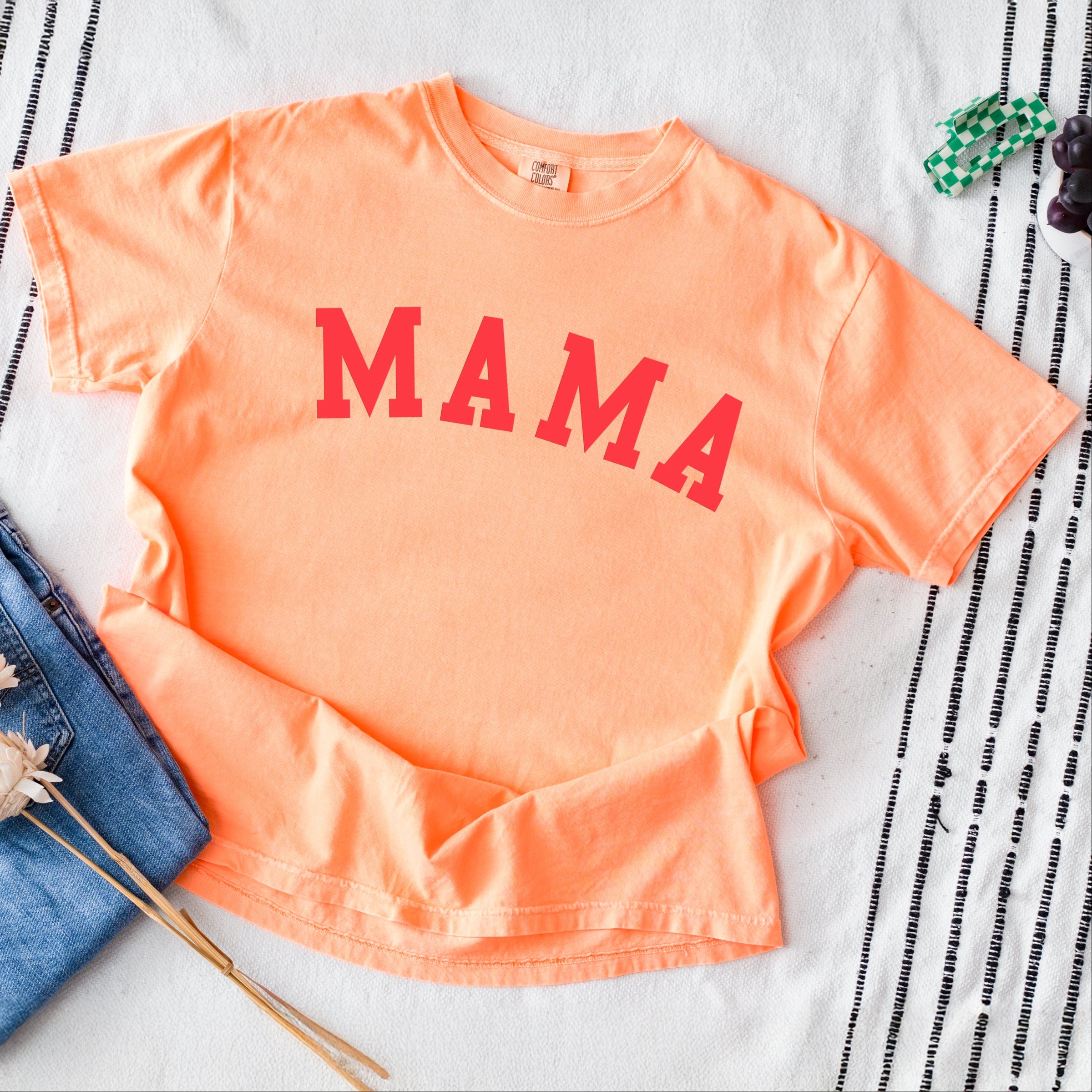 Mama Bold Puff Print - Women's Garment Dyed Graphic T-Shirt