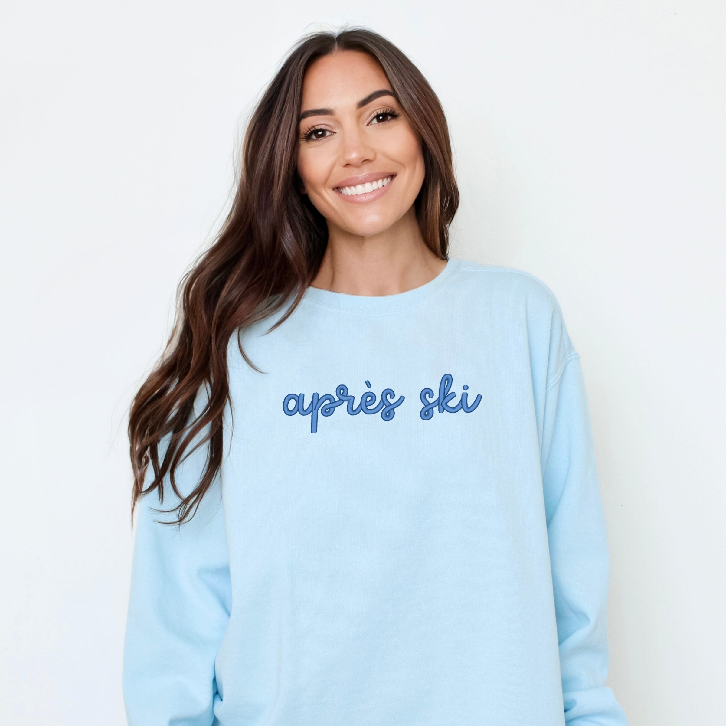 Embroidered Après Ski Words - Women's Garment Dyed Graphic Sweatshirt