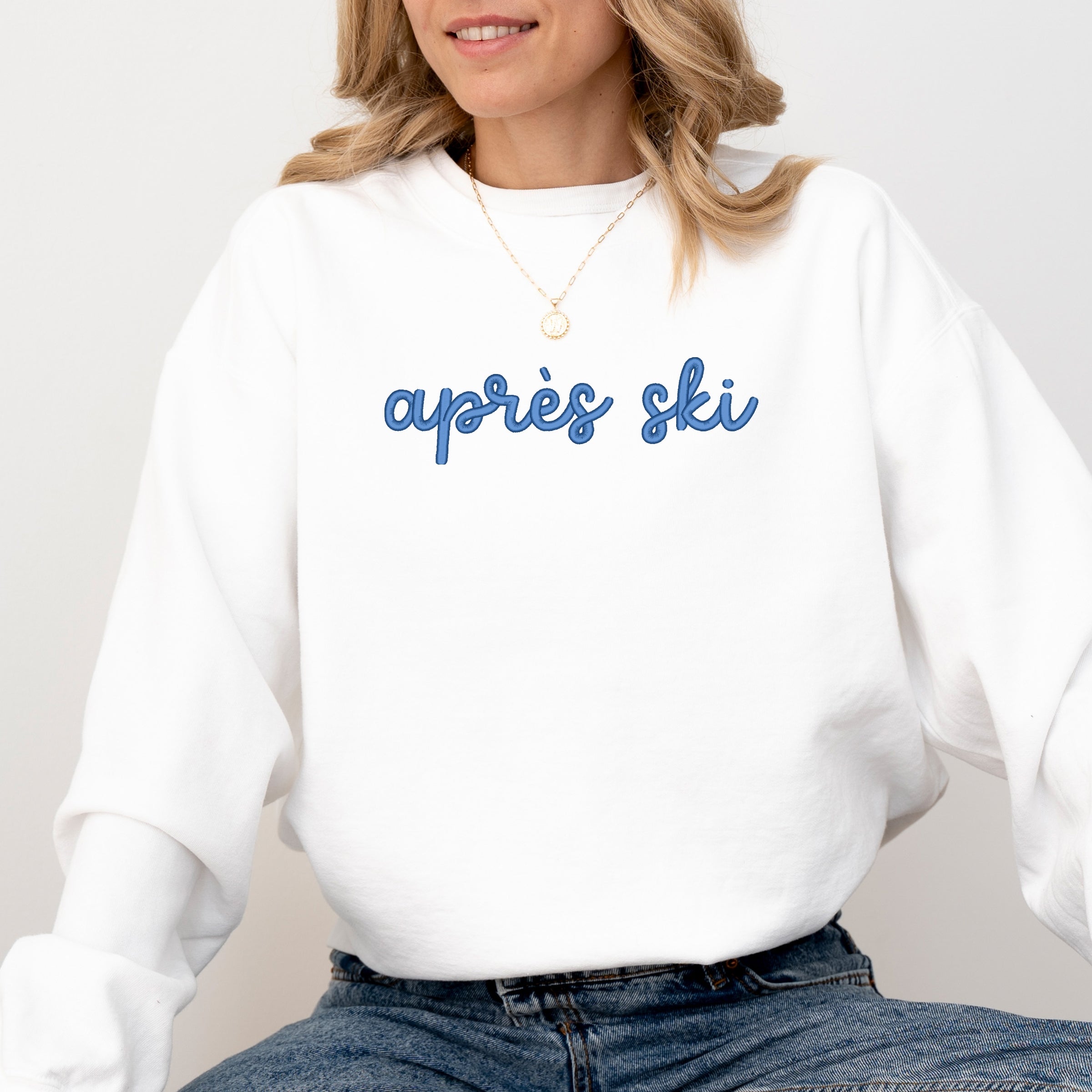 Embroidered Après Ski Words - Women's Garment Dyed Graphic Sweatshirt