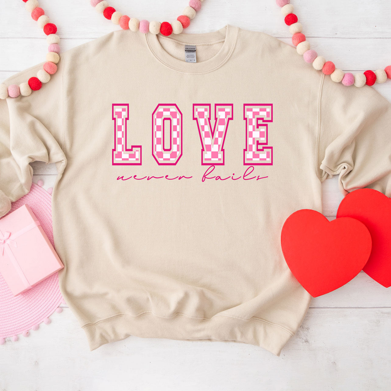 Love Never Fails Checkered | Sweatshirt