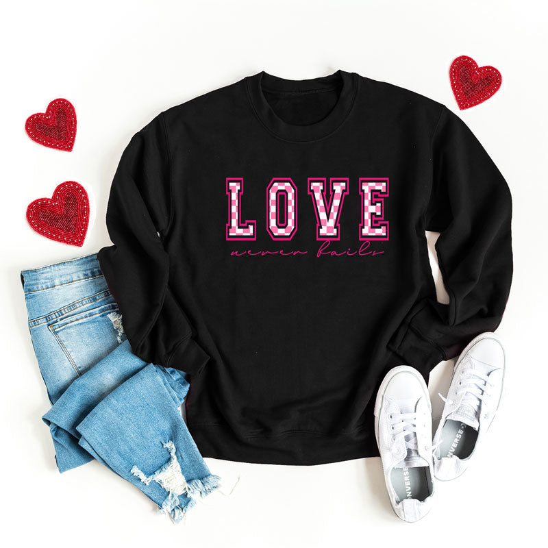 Love Never Fails Checkered | Sweatshirt