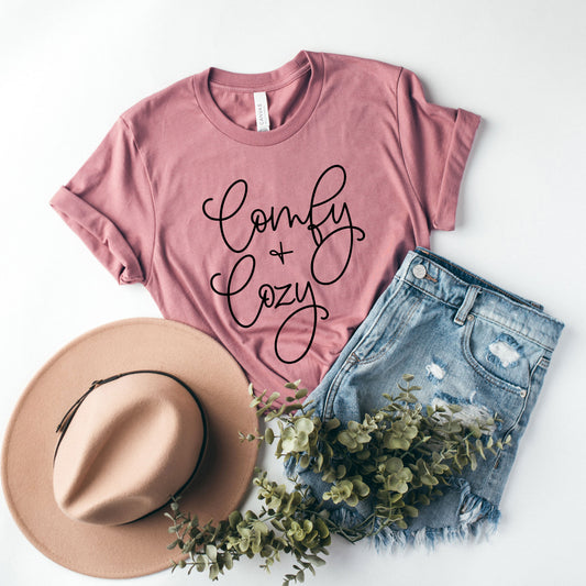 Comfy And Cozy Cursive | Short Sleeve Graphic Tee